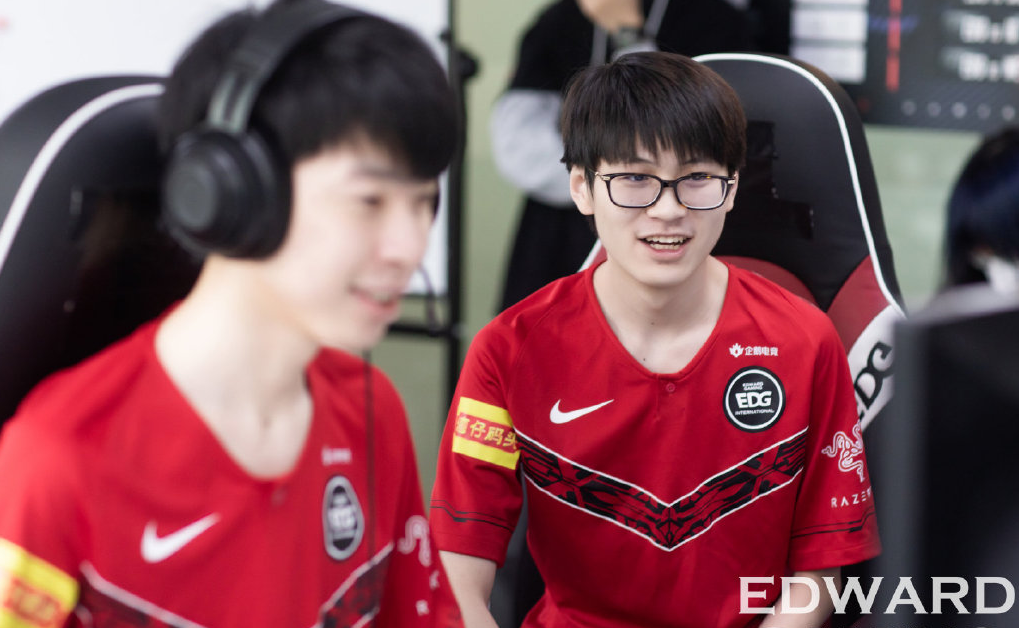 开云体育官网-NS横扫TL，Scout团战一打五激烈交锋成都决赛之夜，引爆全场热议的简单介绍