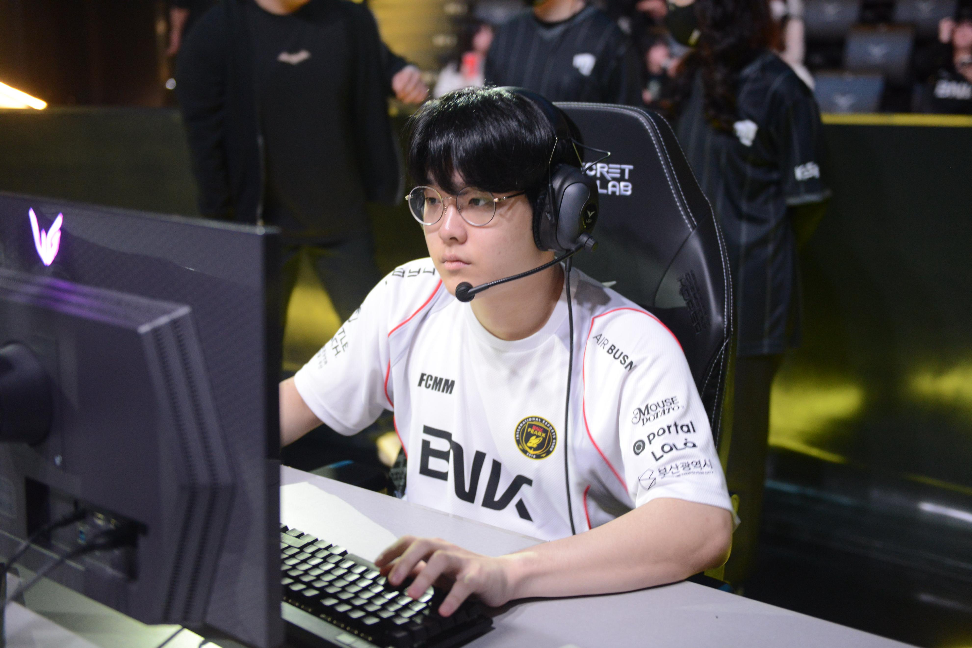 EDG碾压100T，ShowMaker线上压制力十足宿敌对决全球总决赛，锁定晋级资格的简单介绍